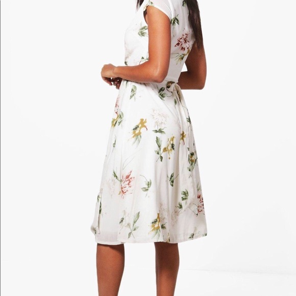 True white boohoo wrap dress 🎀🎀 - Picture 7 of 7